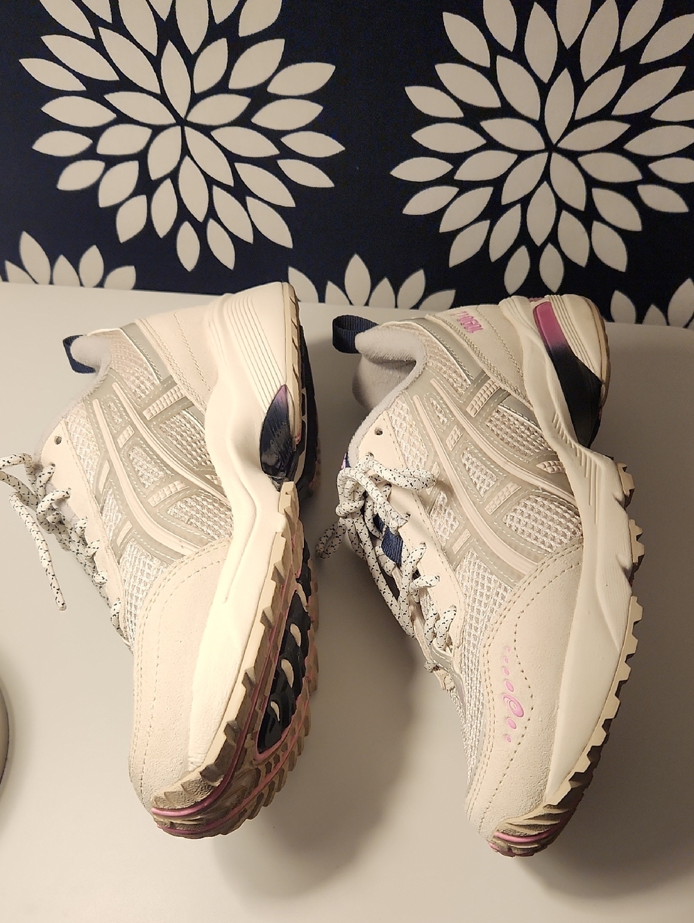 ASICS Cream Mesh Sneakers with Navy Tongue and Pink Accents 1090v2 Size 6.5M - Picture 2 of 11